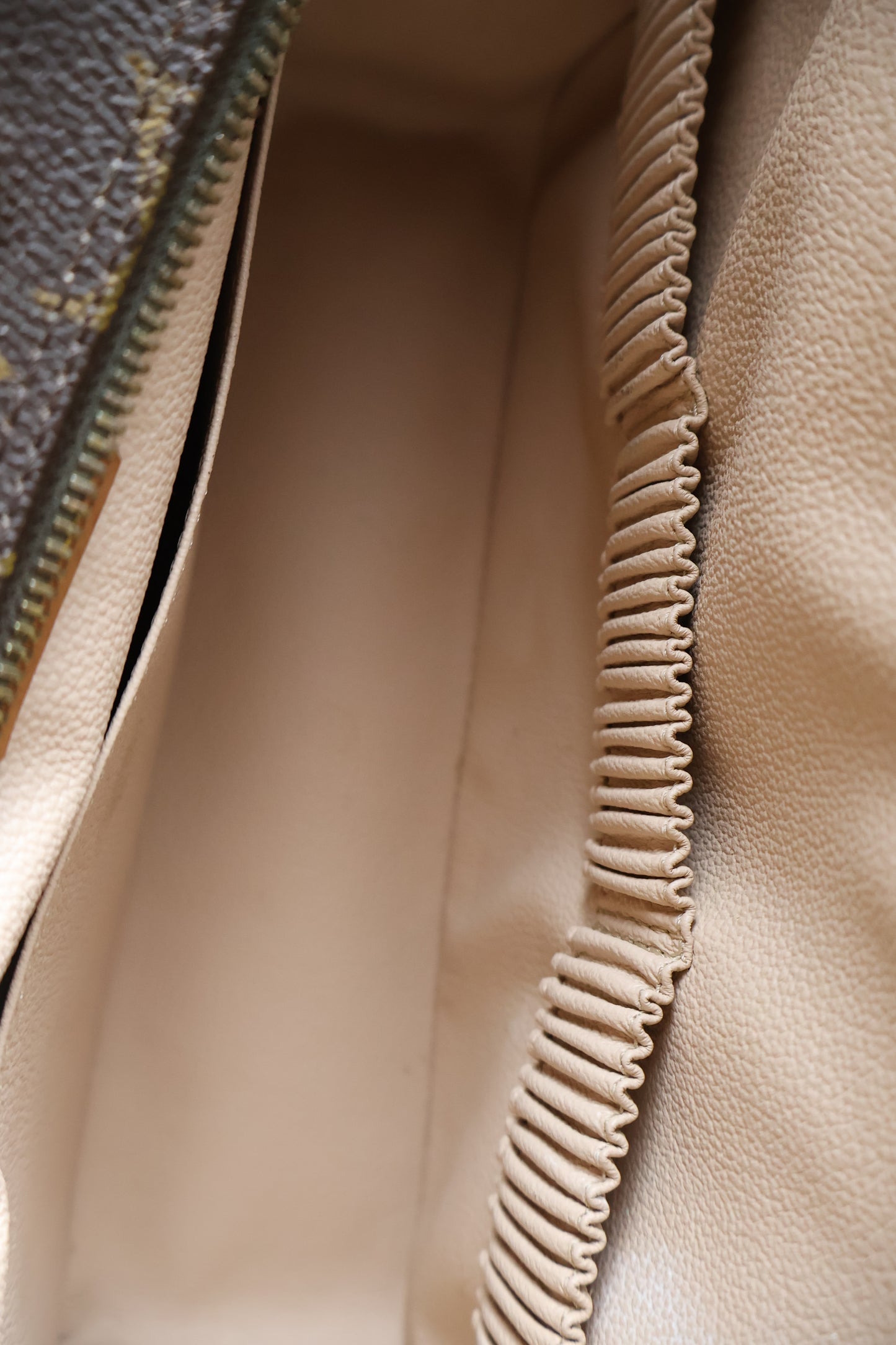 Louis Vuitton Trousse Toilette 28