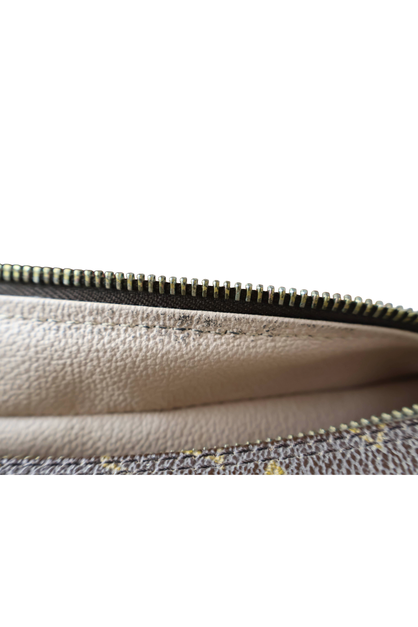 Louis Vuitton Trousse Toilette 28